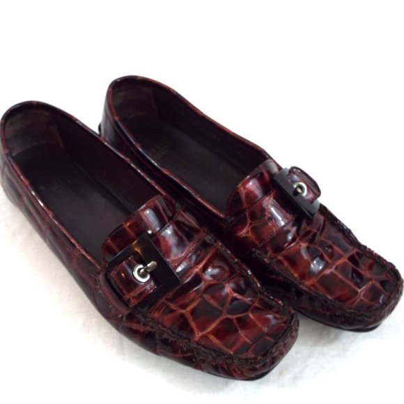 Stuart Weitzman Women's Croc Embossed Patent Leather Loafer with Buckle Size 9 - Picture 1 of 8